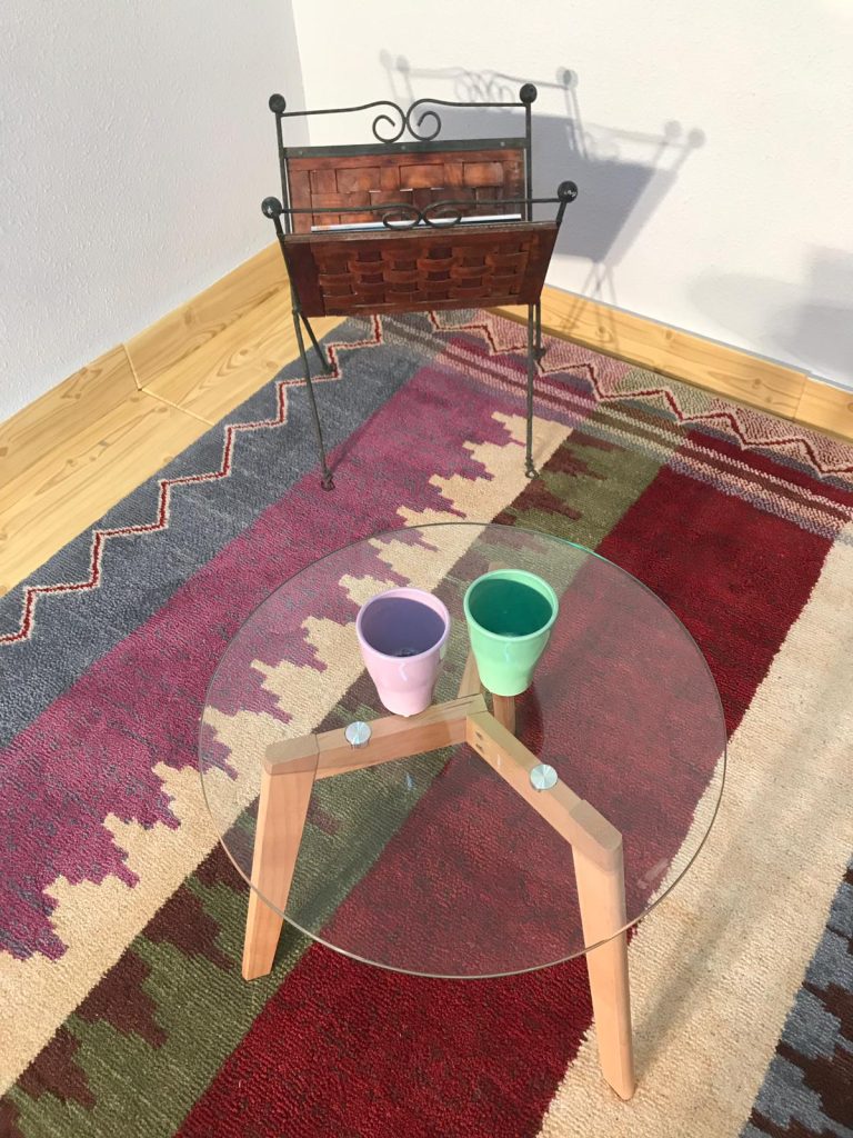 Imagen de una alfombra decorando una estancia con mesa