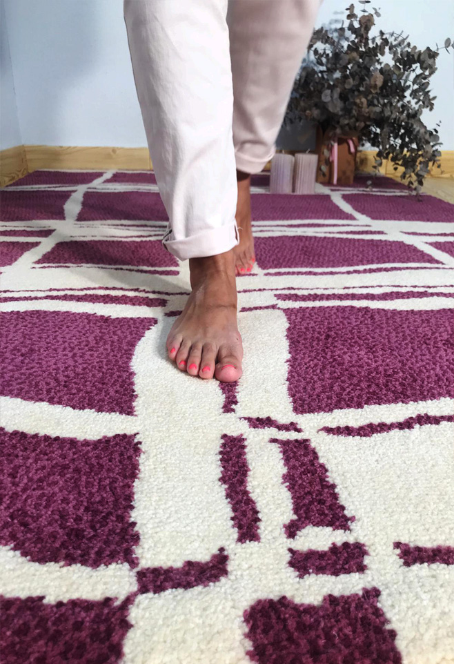 Imagen de persona caminando descalza por una alfombra