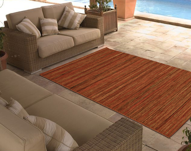 Imagen de la alfombra modelo Terrace Naranja en un ambiente moderno con sofás. By Alfombra-T
