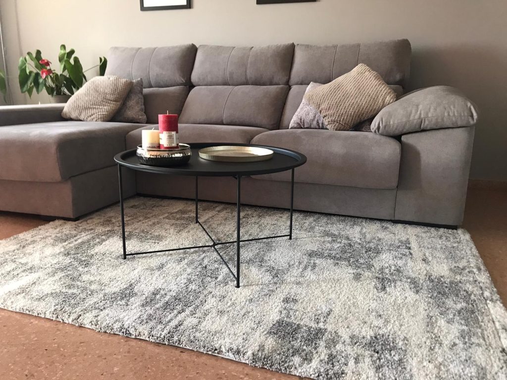 Imagen de un salón con un sofá chaise-longue, una alfombra y mesita