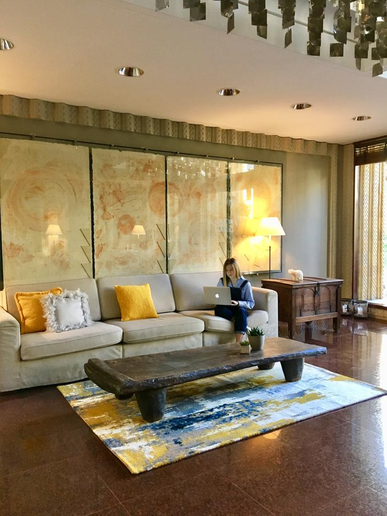 Imagen de una elegante alfombra de diseño abstracto, presidiendo un salón