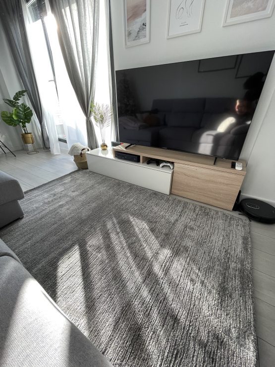 Mueble de televisión minimalista, en un salón