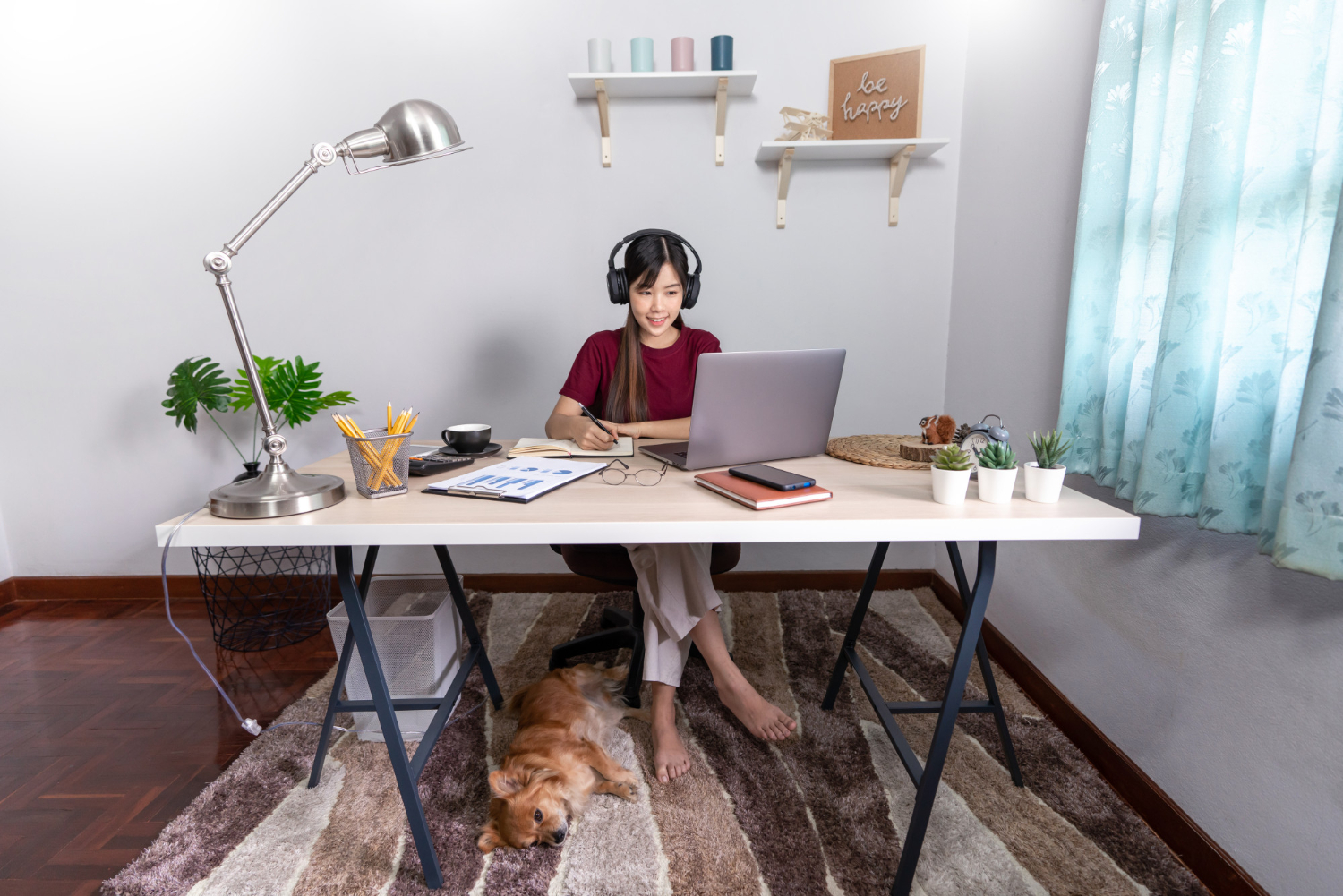 Puesto de trabajo minimalista con una mujer trabajando